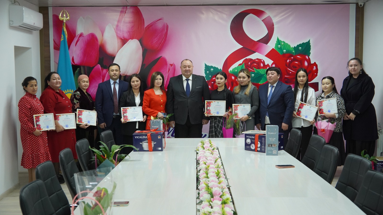 КЕЛЕС АУДАНЫНДА ӘЙЕЛДЕР МЕРЕКЕГЕ ОРАЙ ҚҰРМЕТКЕ БӨЛЕНДІ