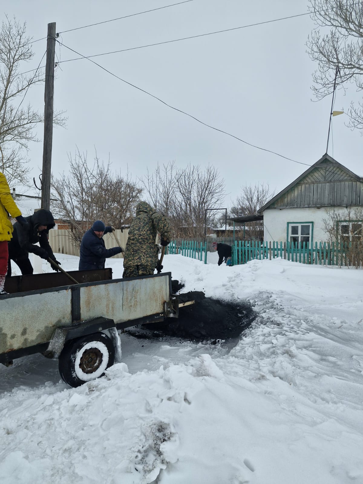 Зейнеткерлерге көмір әкелуге көмек көрсетілді