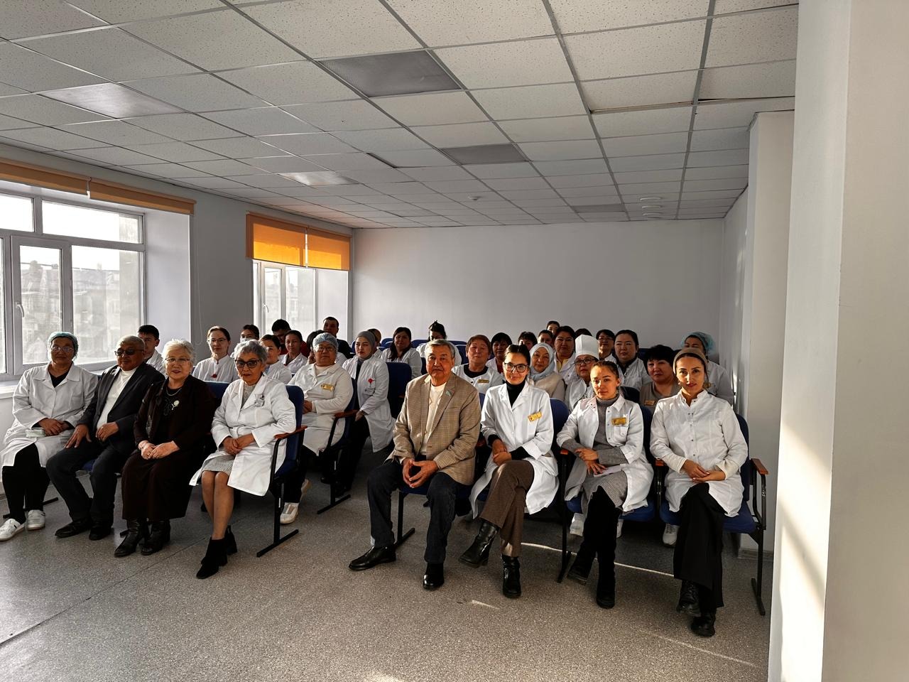 Аудандық коалиция өкілдері Ақадыр кенті ауруханасының еңбек ұжымымен кездесу өткізді