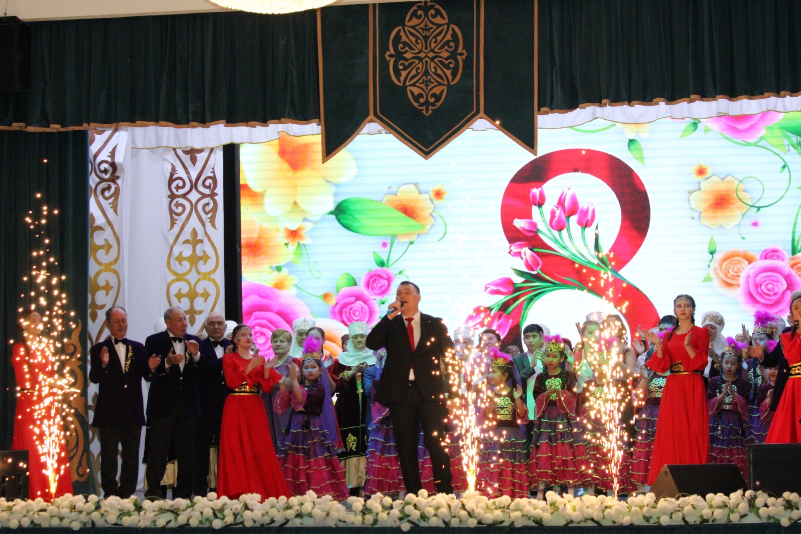 «ЖЕНЩИНА — СВЕТ МИРА»: В НУРИНСКОМ РАЙОНЕ ПРОШЕЛ ТОРЖЕСТВЕННЫЙ КОНЦЕРТ К 8 МАРТА