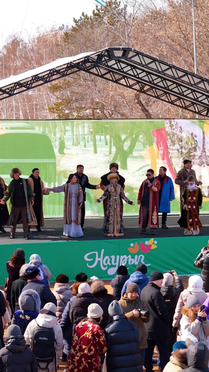 Астанадағы саябақта мыңнан астам адам бір мезетте Көрісу рәсімін өткізді