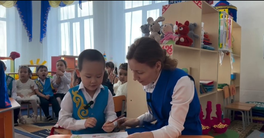 Назымбек Али – небәрі 4 жаста болса да, өзінің ерекше қабілетімен көпшілікті таңғалдырып жүрген бүлдіршін. Ол Павлодар облысы, Май ауданына қарасты «Ақбота» сәбилер бақшасының тәрбиеленушісі. Жастығына қарамастан, Алидің математикаға деген қызығушылығы мен қабілеті қатарластарынан әлдеқайда жоғары.