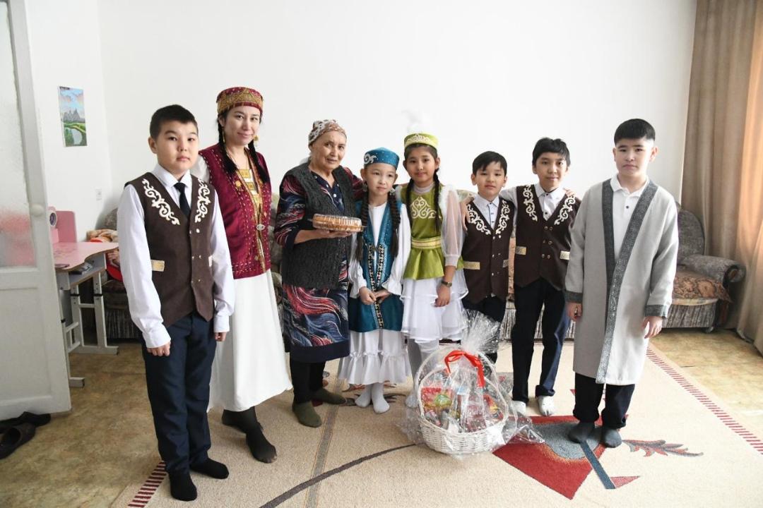 Елордалық оқушылар Көрісу күні тыл еңбеккерлері мен ардагер ұстаздарды құттықтады