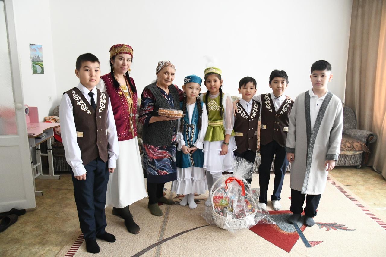 Столичные школьники навестили тружеников тыла и заслуженных педагогов в день Көрісу