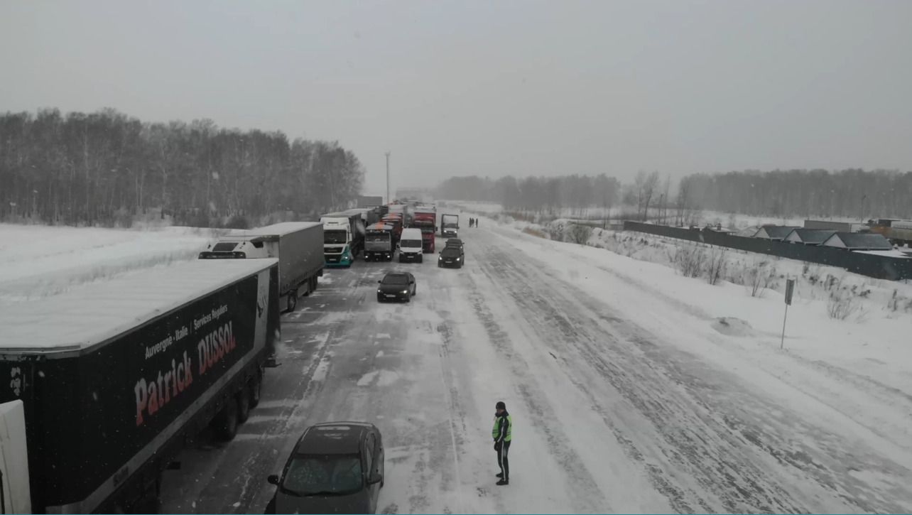 СҚО-да боран кезінде полицейлер 12 автоколоннаны сүйемелдеді