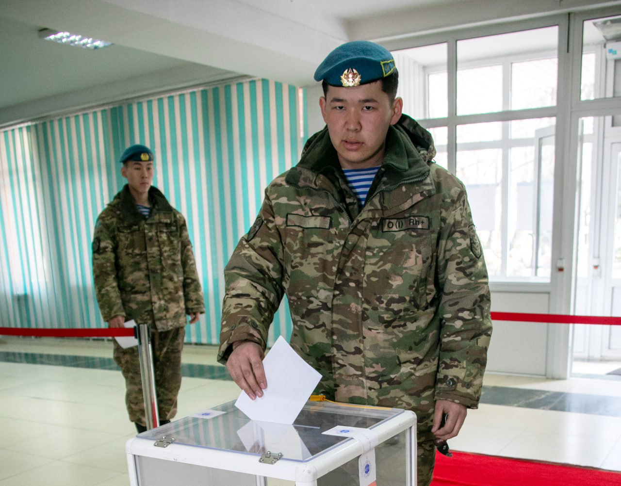 Қарулы күштердің әскери қызметшілері республикалық референдумда алғашқылардың қатарында дауыс берді