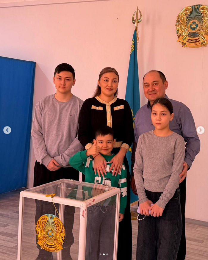 Аким района Алтай Р. Курмамбаев принял участие в референдуме вместе со своей семьёй. Глава района проголосовал на одном из избирательных участков, подчеркнув важность личного участия граждан в судьбе страны.