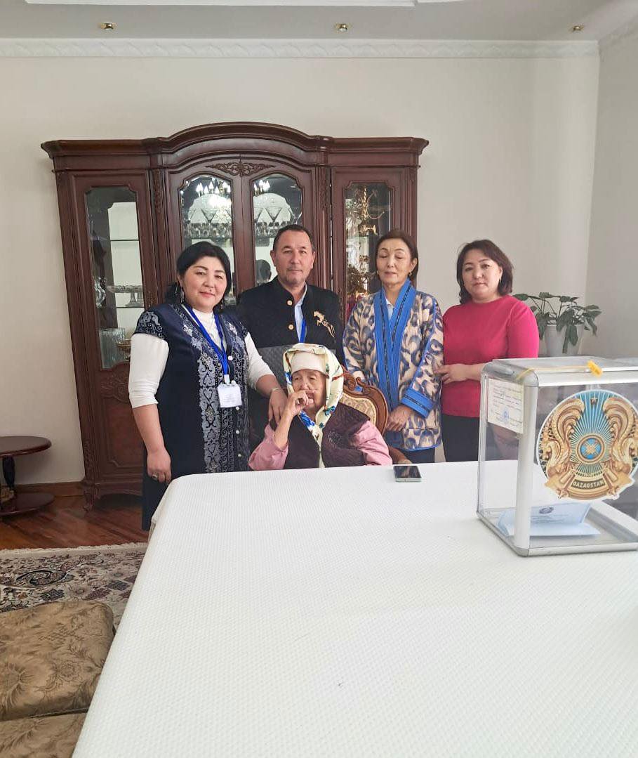 Түркістандық 100 жастағы кейуана референдумда дауыс берді