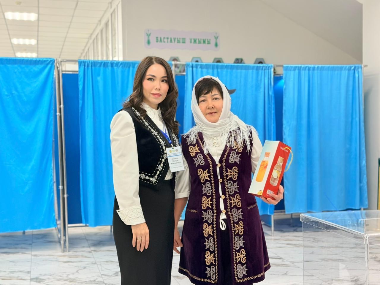 Референдум-2026: Астанадағы сайлау учаскелерінде алғашқы дауыс берген тұрғындарға сыйлықтар табысталуда