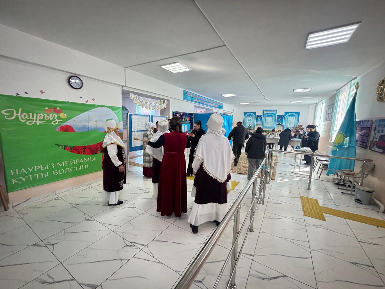 №71 референдум учаскесінде Ақжарқын әжелер ансамбль өз дауыстарын берді.