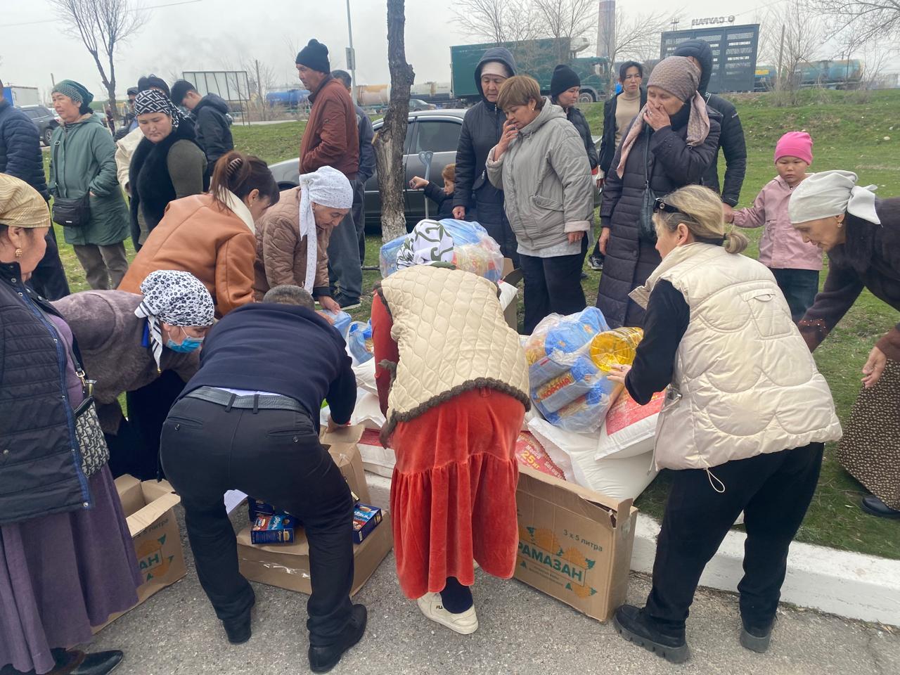 В рамках 15 марта — Дня благотворительности в Каратауском районе 10 социально уязвимым семьям были вручены продуктовые корзины.