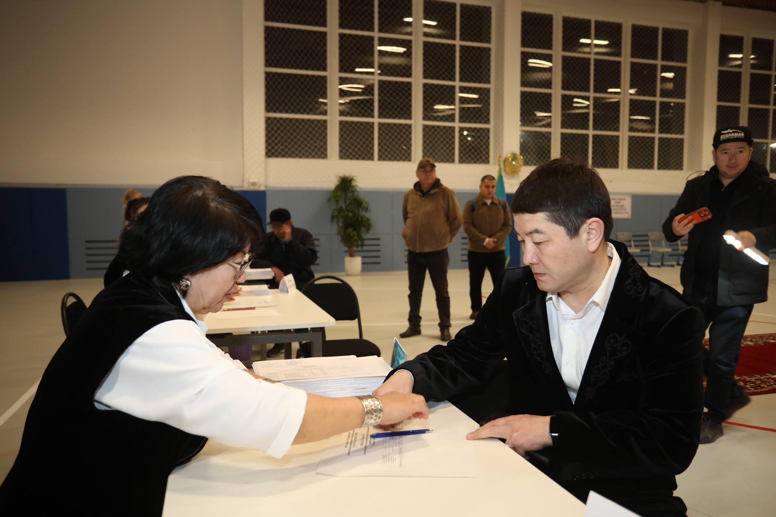 Маңғыстау облысының әкімі Нұрдәулет Қилыбай республикалық референдумда дауыс берді