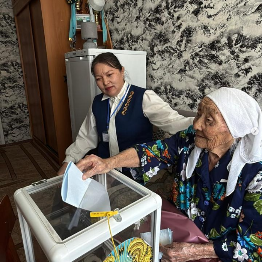 В районе Алтай проголосовала 100-летняя труженица тыла и многодетная мать Жетенева Курма. Из-за почтенного возраста она воспользовалась возможностью голосования на дому, чтобы принять участие в референдуме и выразить свою гражданскую позицию.