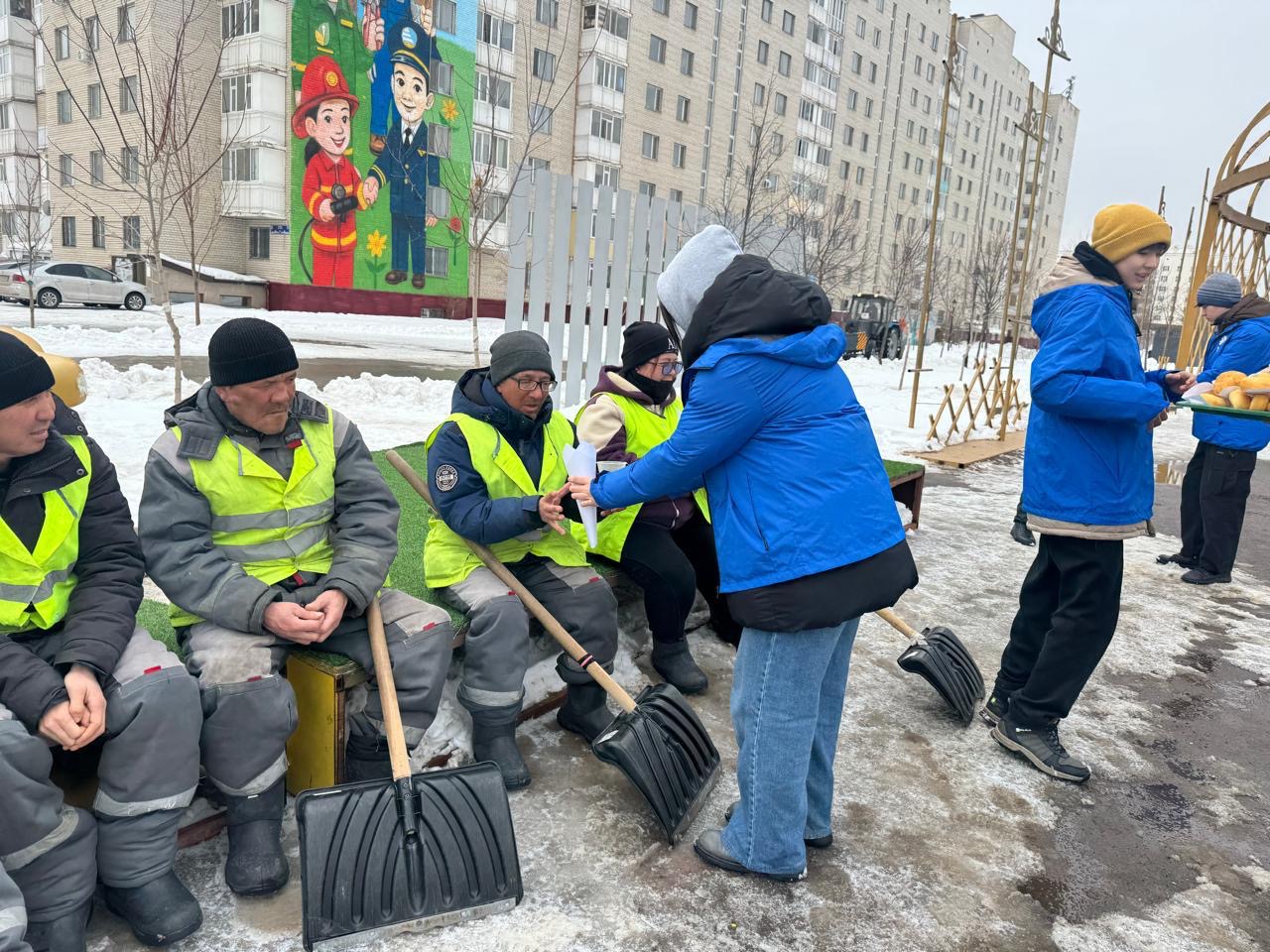 Астанада волонтерлер коммуналдық қызметкерлерге ыстық шай мен бауырсақ таратты