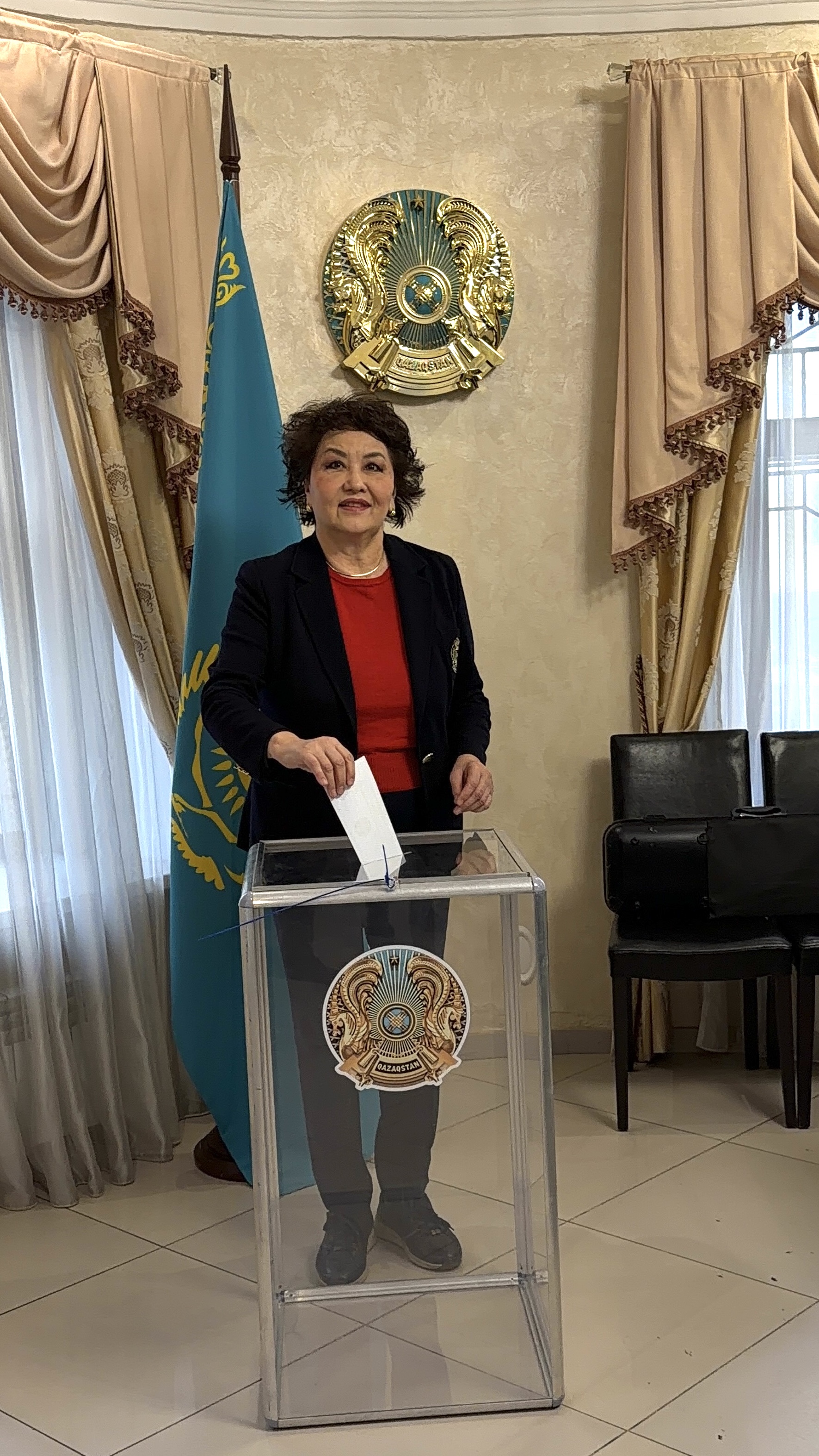 Қазақстанның халық артисі, Қазақ ұлттық өнер университетінің профессоры Айман Мусахаджаева Татарстанда гастрольдік сапармен жүріп, Казандағы Қазақстан Республикасының Бас консулдығының №465 учаскесінде республикалық референдумда Қазақстан Республикасының жаңа Конституциясын қабылдау мәселесі бойынша дауыс берді.