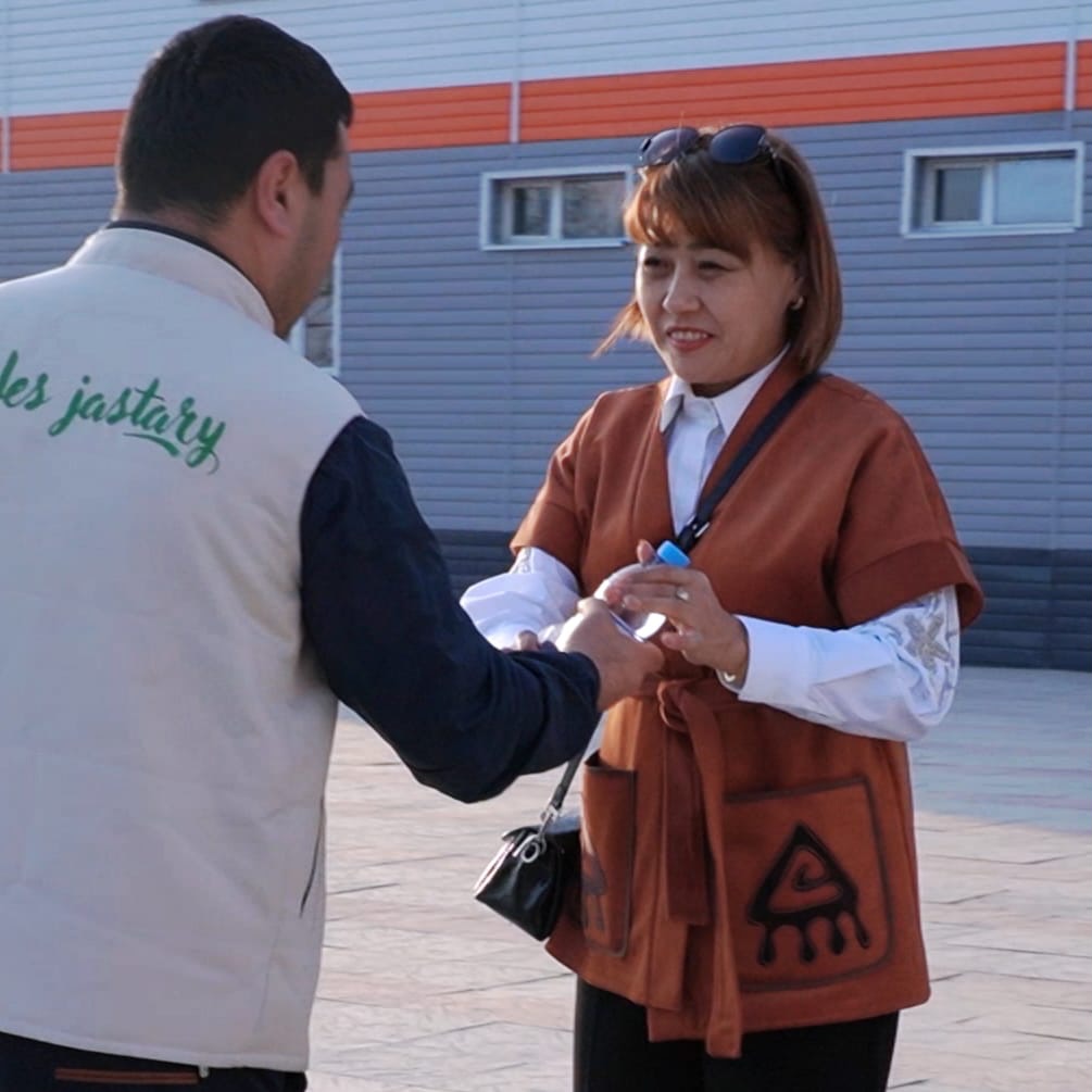 В КЕЛЕССКОМ РАЙОНЕ ДОБРОВОЛЬНАЯ МОЛОДЕЖЬ РАЗДАЛА ПИТЬЕВУЮ ВОДУ И ФИНИКИ