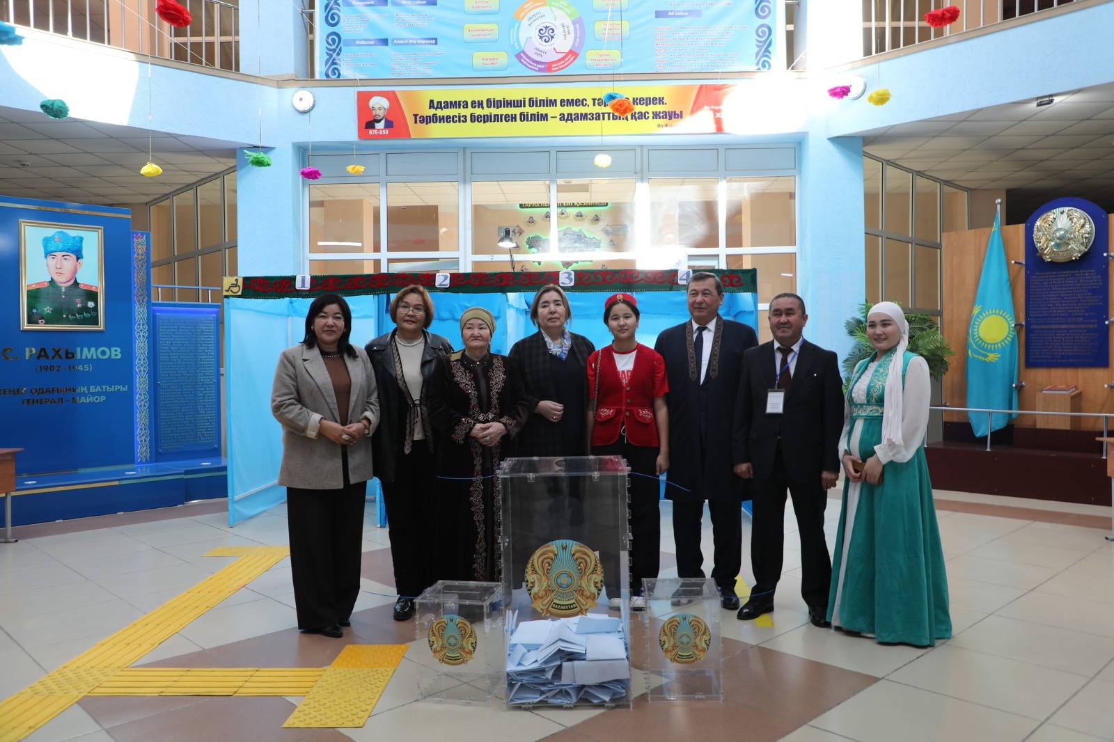 МАҚТААРАЛ АУДАНЫНЫҢ ӘКІМІ ОТБАСЫМЕН БІРГЕ РЕФЕРЕНДУМДА ДАУЫС БЕРДІ