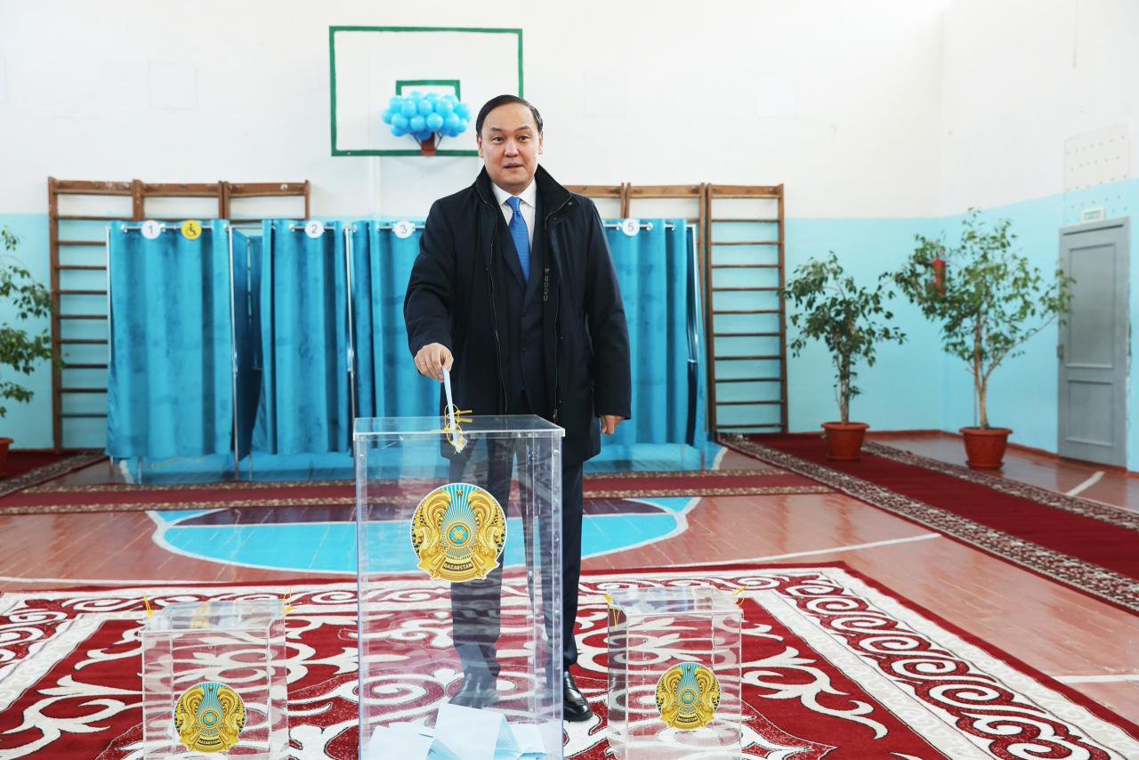 Әр азаматтың таңдауы ел болашағы үшін маңызды: Жамбыл облысының әкімі референдумда дауыс берді