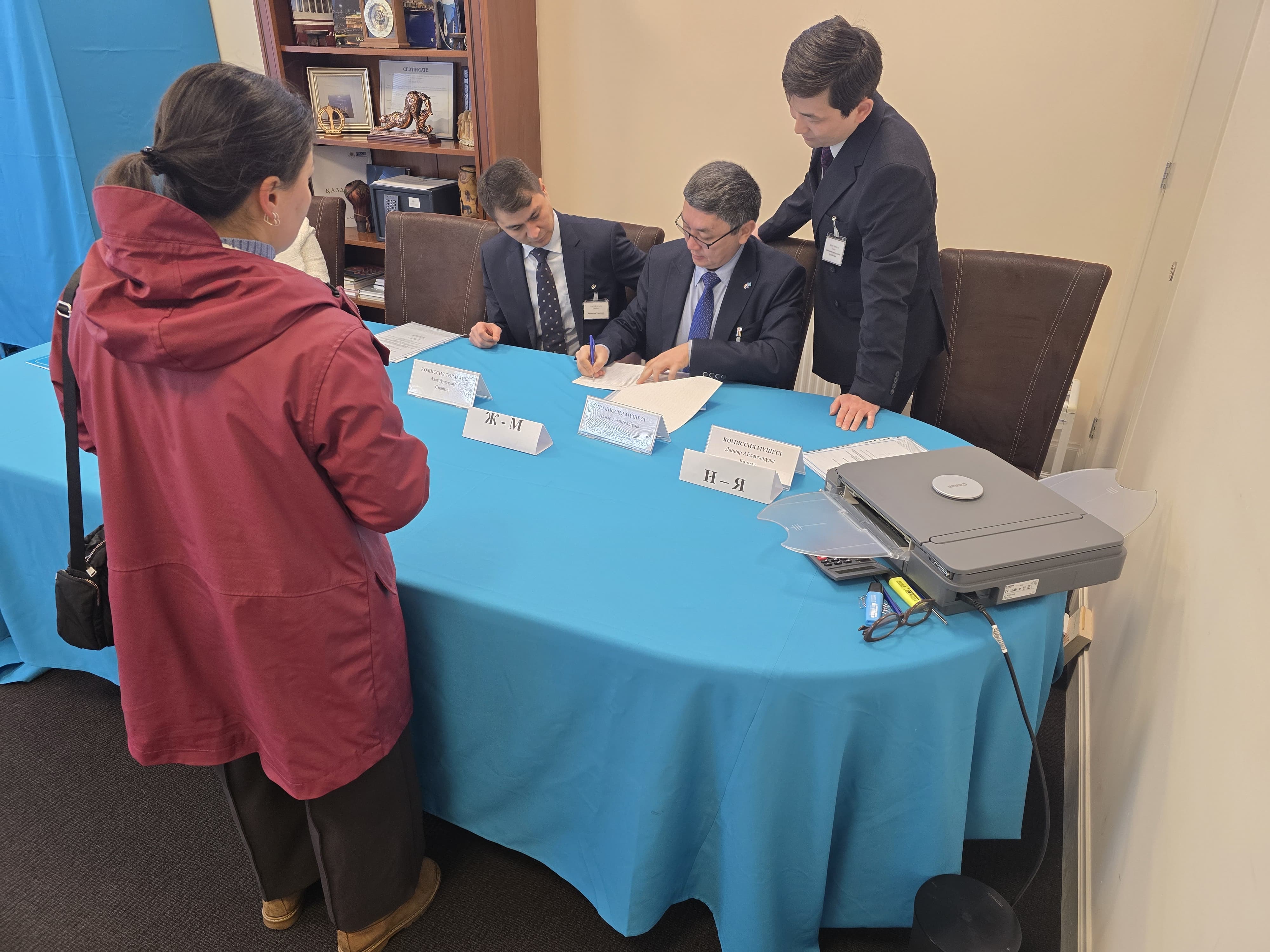 Нидерландтағы қазақстандықтар республикалық референдумға қатысуда