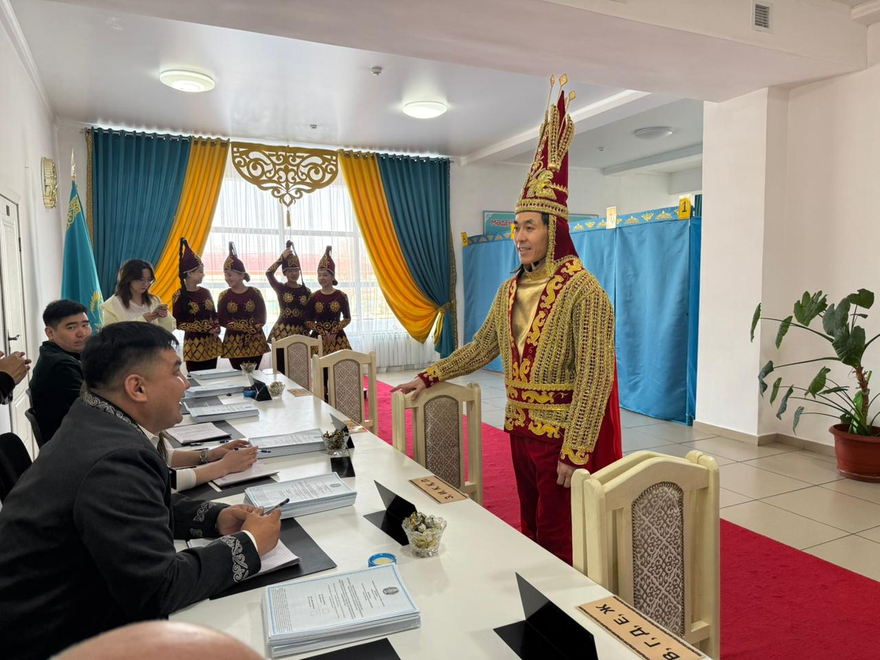 Референдумға Алтын адам келді