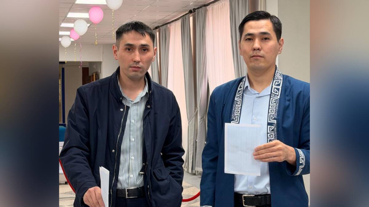Братья-близнецы – полицейские из Мангистау приняли участие в республиканском референдуме