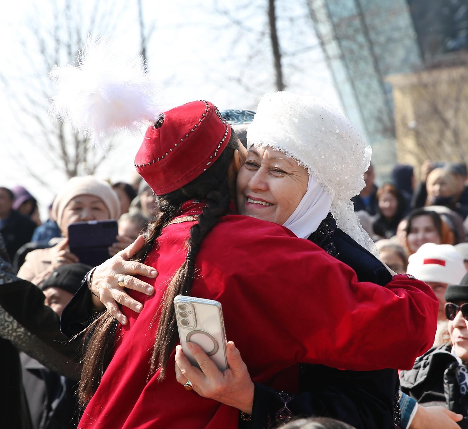 «Көктөбедегі Көрісу күні»: алматылықтарды дыбыстық дрондар мен роботтар Көрісу күнімен құттықтады