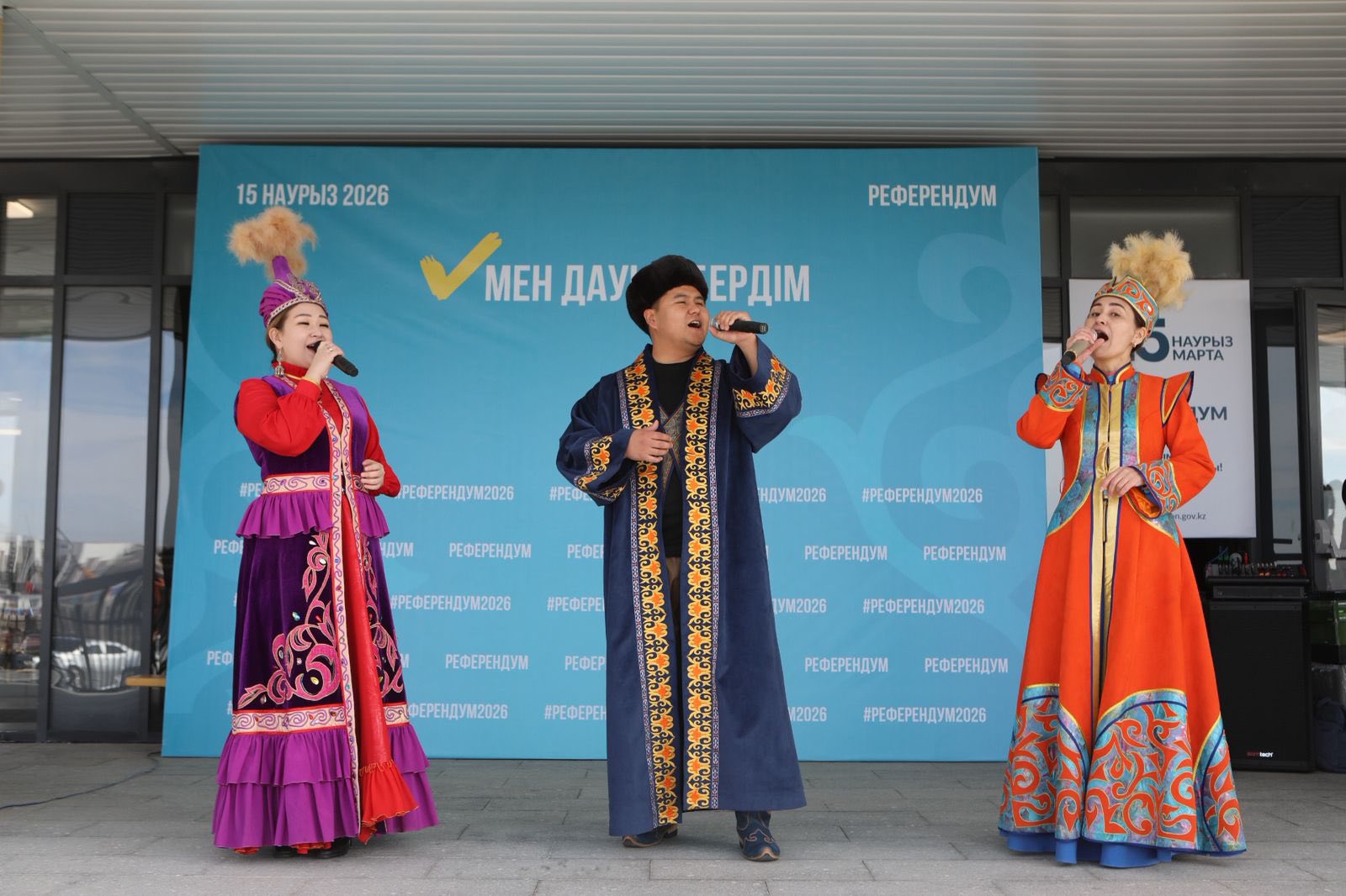 ТҮРКІСТАНДА РЕФЕРЕНДУМҒА КЕЛУШІЛЕРДІҢ ҚАРАСЫ ҚАЛЫҢ