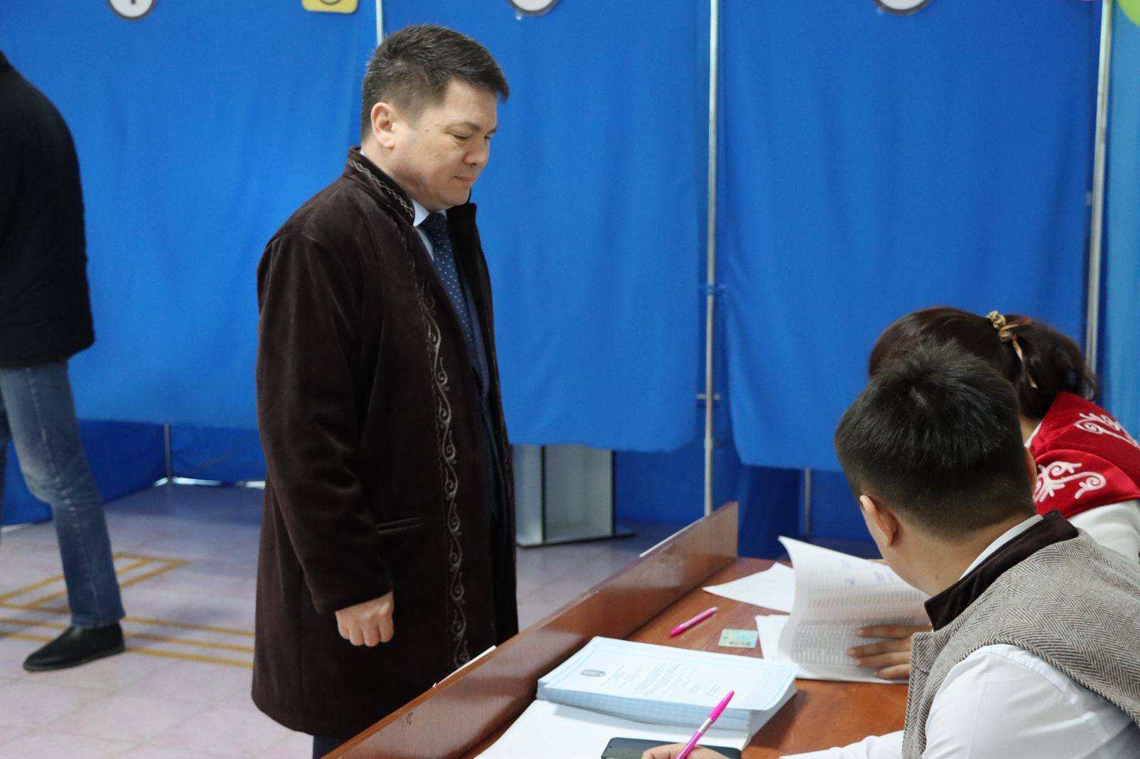 АУДАН ӘКІМІ Н.ДАУМОВ ПЕН АУДАНДЫҚ МӘСЛИХАТ ТӨРАҒАСЫ Л.ҚАЙЫРҒАЛИЕВА ДА ӨЗ ТАҢДАУЛАРЫН ЖАСАДЫ