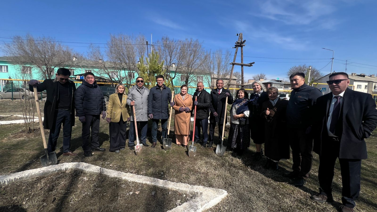 В городе Алатау прошла экологическая акция «Аллея референдума - 2026»