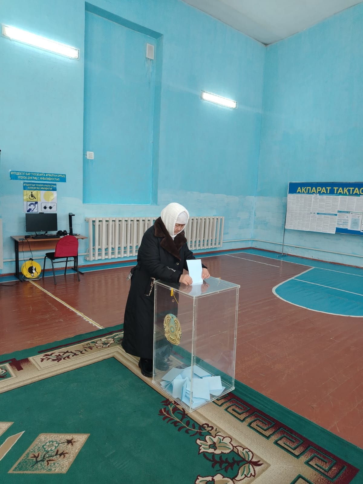 ДАУЫС БЕРУ ҚАРҚЫНДЫ ЖҮРУДЕ 🔰Референдум – халықтың ортақ шешімін түйістірген шынайы алаң. Еліміздің басты бағдарын айқындайтын саяси науқанның маңызы зор. 🔰Бүгін Түркістан ауылдық округінде референдум учаскелерінде дауыс беру процесі жоғары қарқынмен өтуде. Тұрғындар өз таңдауларын жасап, бірліктің көрінісін айқындауда. – Мемлекетіміздің тұрақтылығын қамтамасыз ететін референдумға қатысу әрбір Түркістан ауылдық округі тұрғындарының азаматтық парызы. Таңдау жасау арқылы біз болашағымызды айқындаймыз, – дейді ауыл тұрғындары.