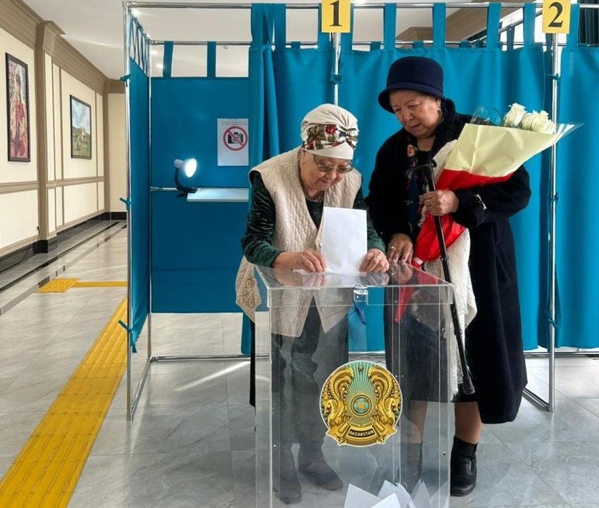 90-летний ветеран Торткен Кененова проголосовала на референдуме в Илийском районе