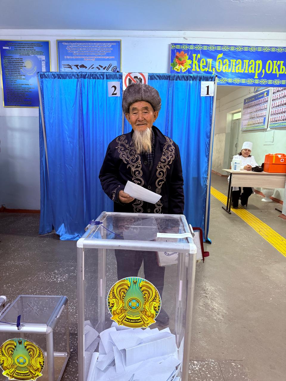 Қарт сайлаушы Тойшыбеков Айтақын ата 88 жаста 296 с/у учаскесіне келіп дауыс берді