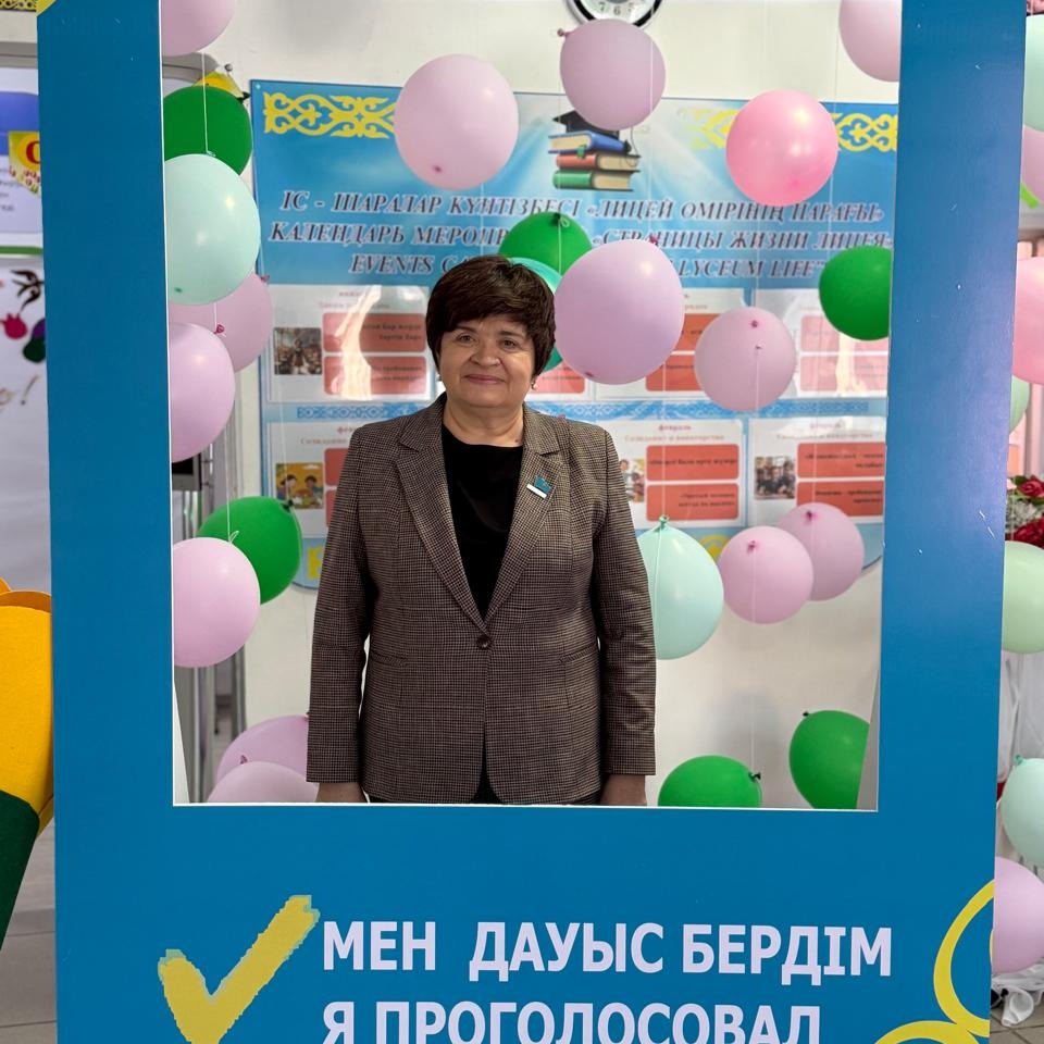 Депутаты района Алтай во главе с председателем районного маслихата Ларисой Гречушниковой приняли участие в республиканском референдуме, проявив активную гражданскую позицию и ответственность за будущее страны.