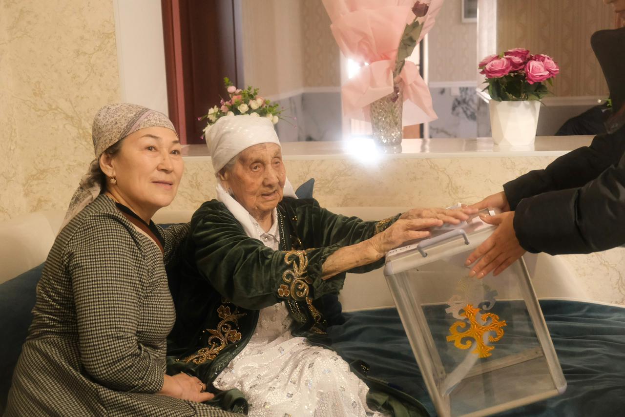 100 жастағы тыл ардагері үйден дауыс берді