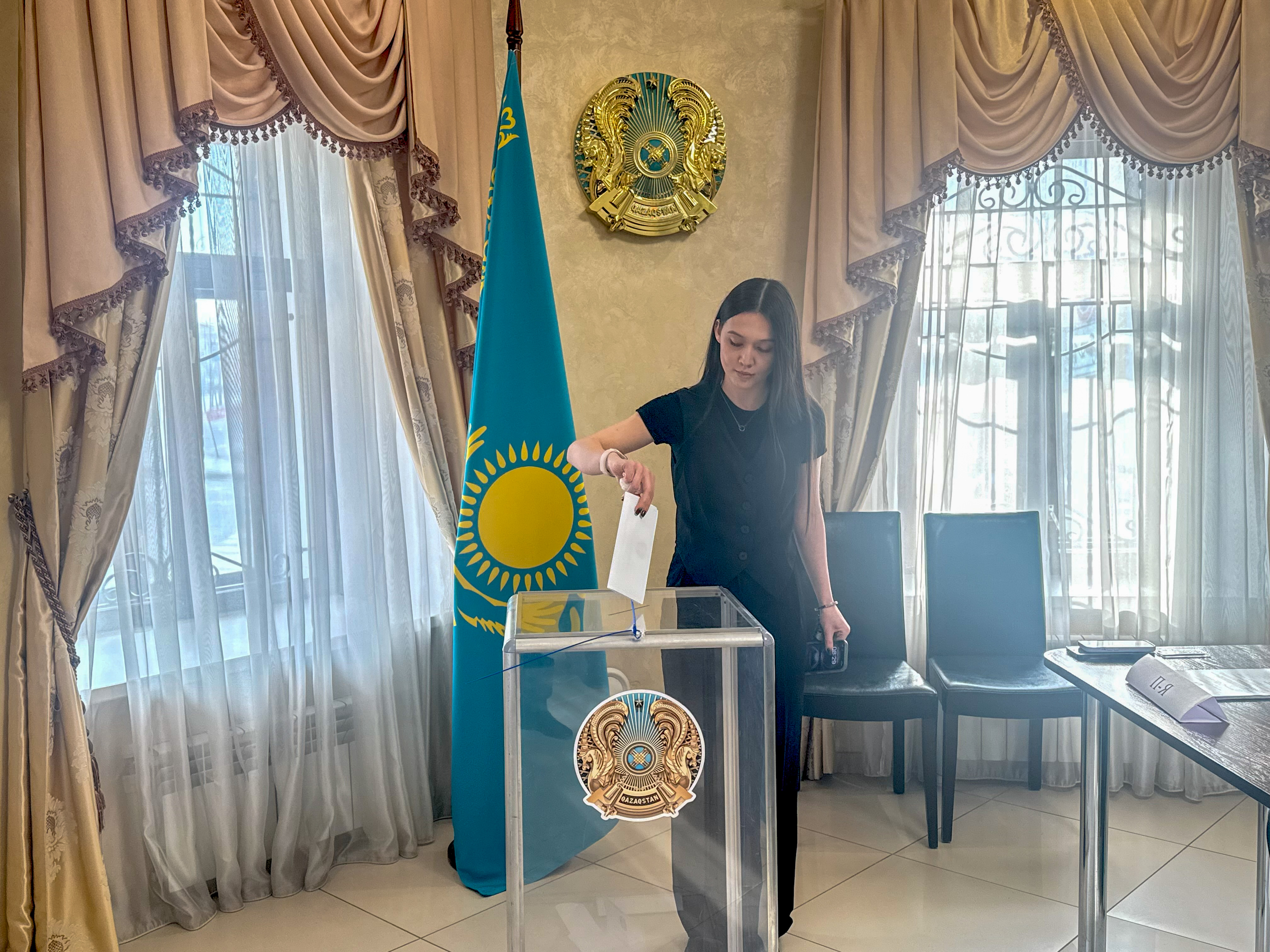 КГЭУ-дің 2 курс студенті Асия Кузеева алғаш рет дауыс беріп, азаматтық борыштың маңыздылығын және заңды дауыс беру құқығын пайдалану арқылы елдің болашағын анықтаудың маңыздылығын атап өтті.