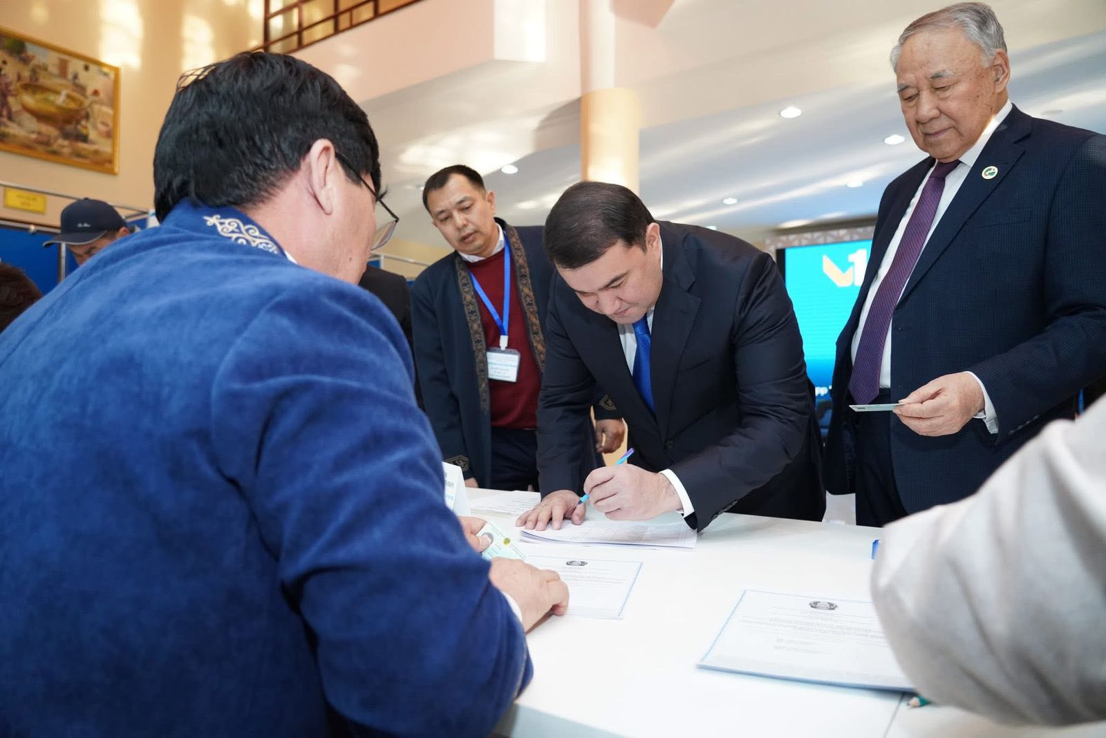 ТҮРКІСТАНДЫҚТАР РЕФЕРЕНДУМДА БЕЛСЕНДІ ДАУЫС БЕРУДЕ