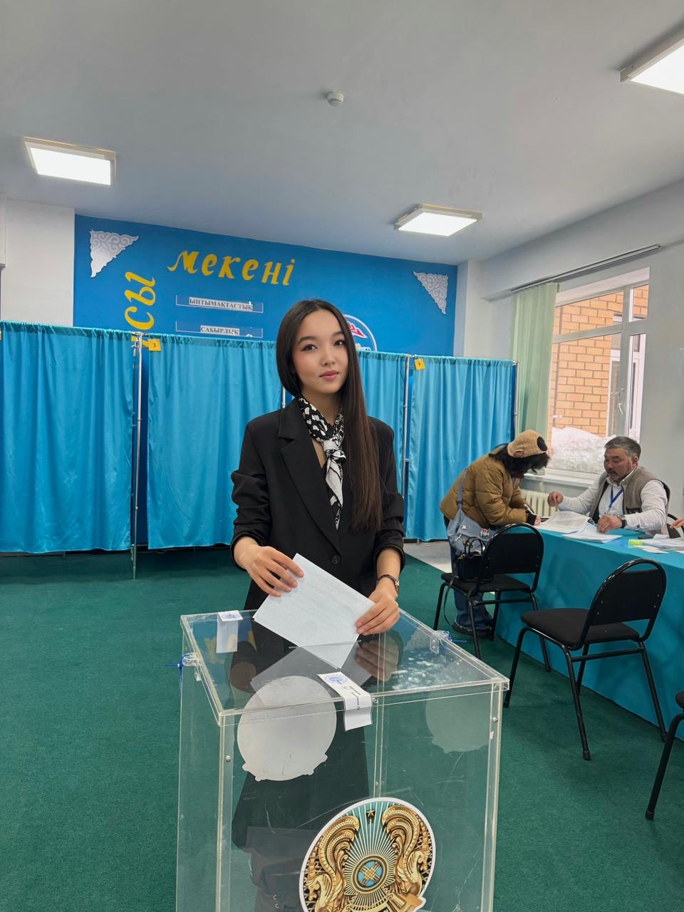 18-летняя жительница впервые проголосовала в Астане