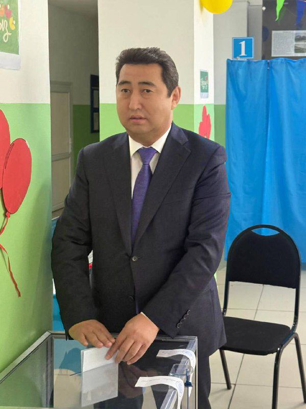 Айдарбек Сапаров проголосовал на республиканском референдуме