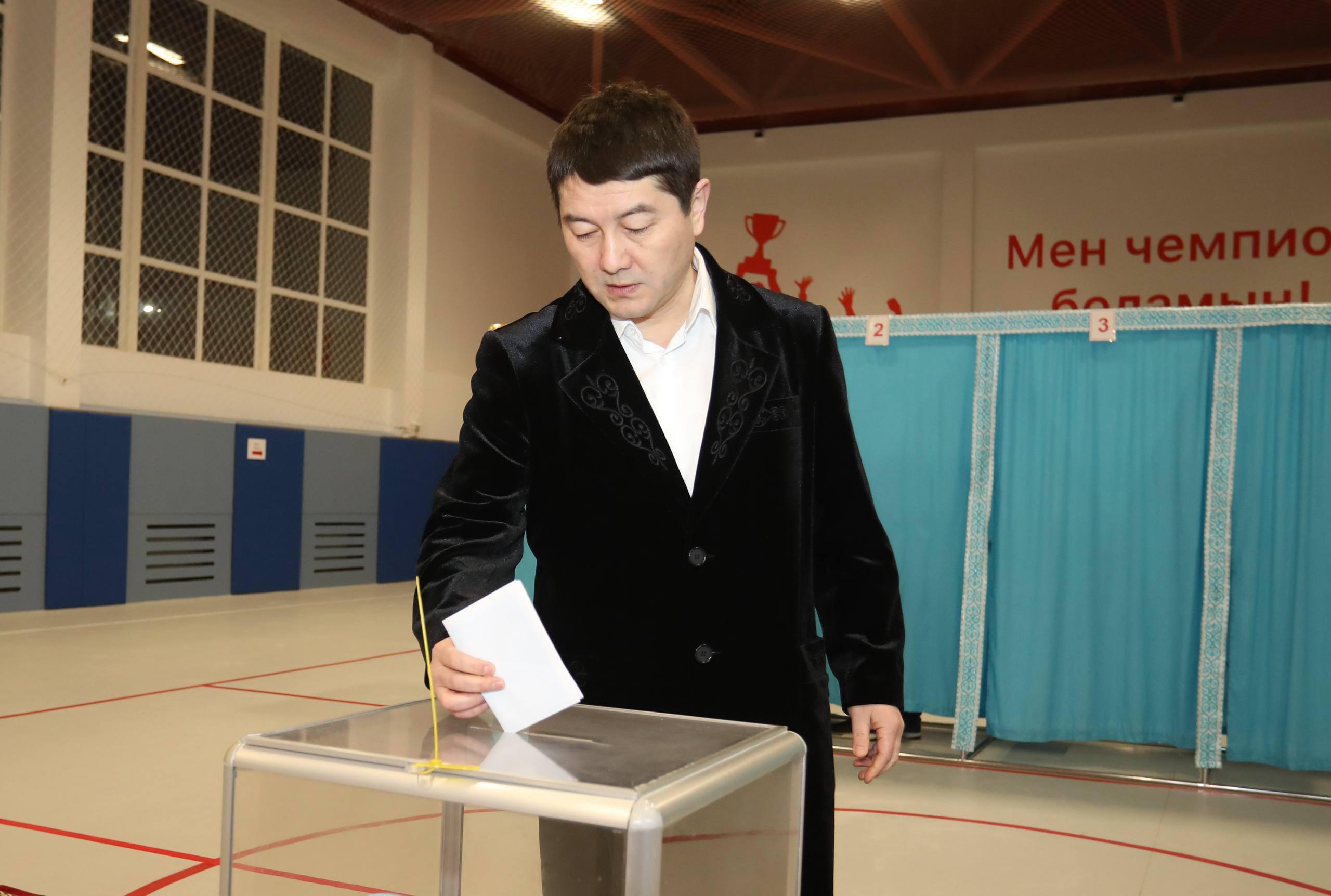 Аким Мангистауской области Нурдаулет Килыбай проголосовал на республиканском референдуме