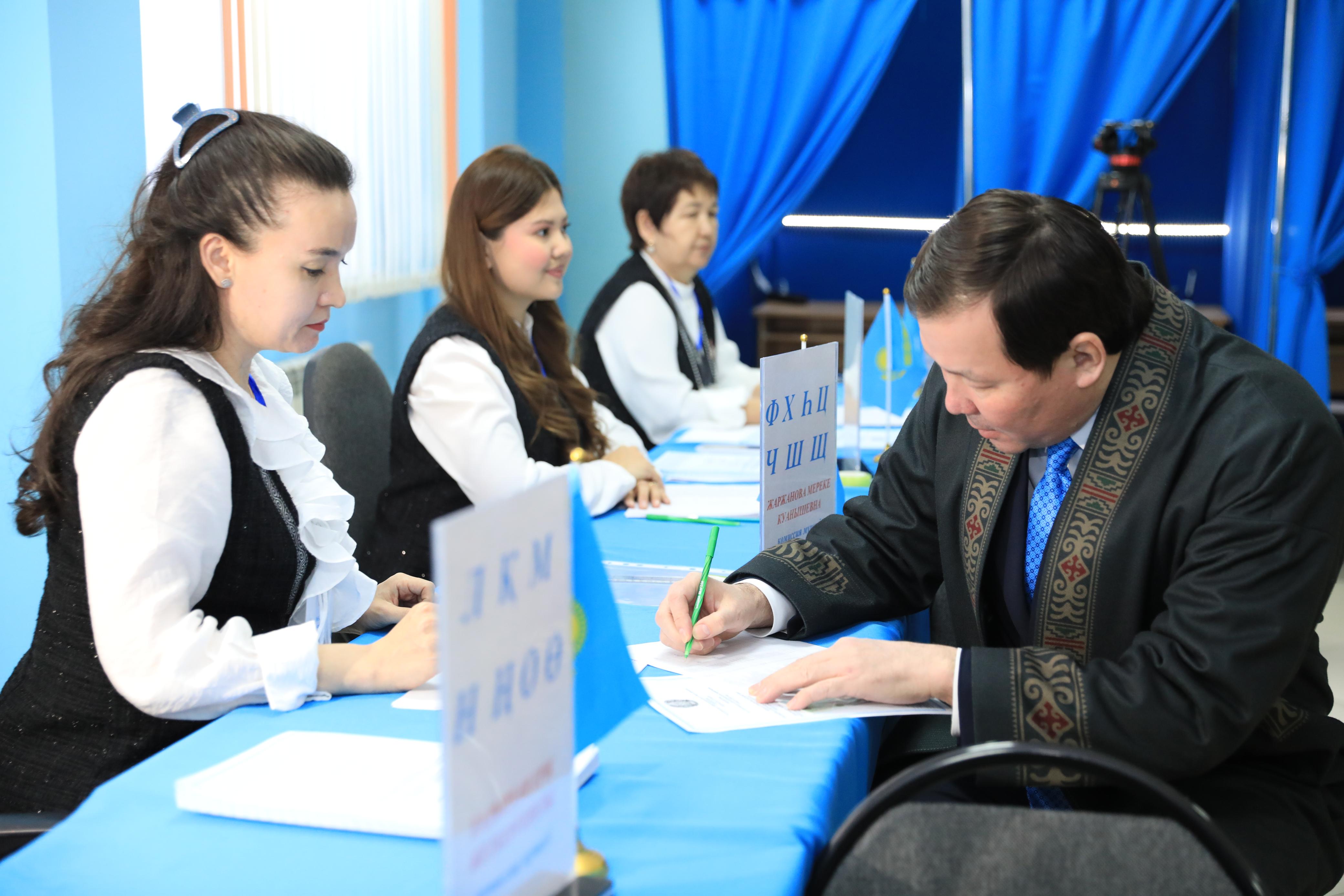 Аким Актюбинской области Асхат Шахаров проголосовал на референдуме