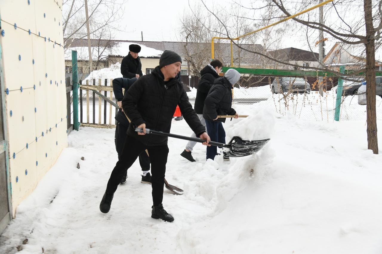 Активисты столичного Дома дружбы убрали снег во дворах пенсионеров