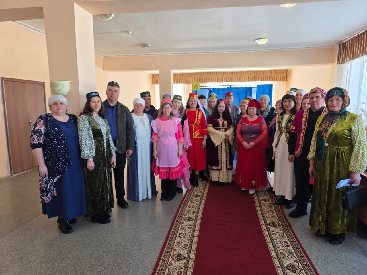 Лепсі ауылында Татар этномәдени орталығы мүшелері сайлауға ұлттық киіммен қатысты.