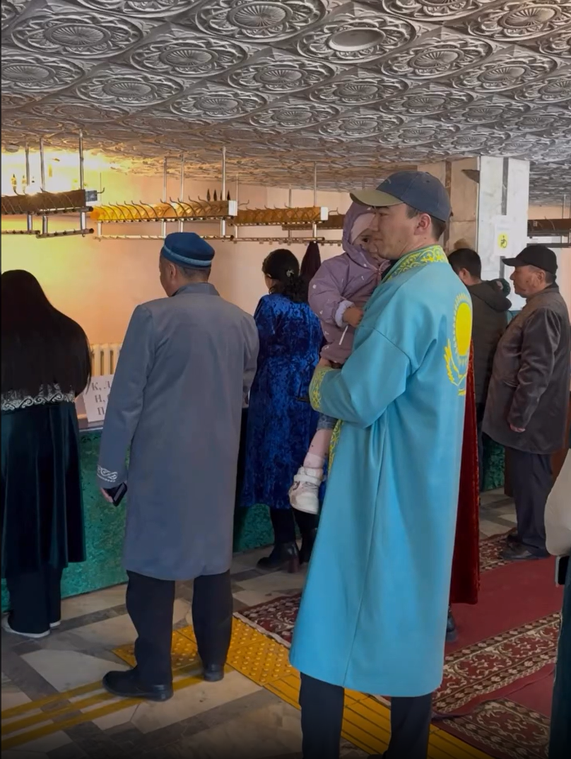 На участке референдума №483 в селе Мойынкум активно проходит голосование