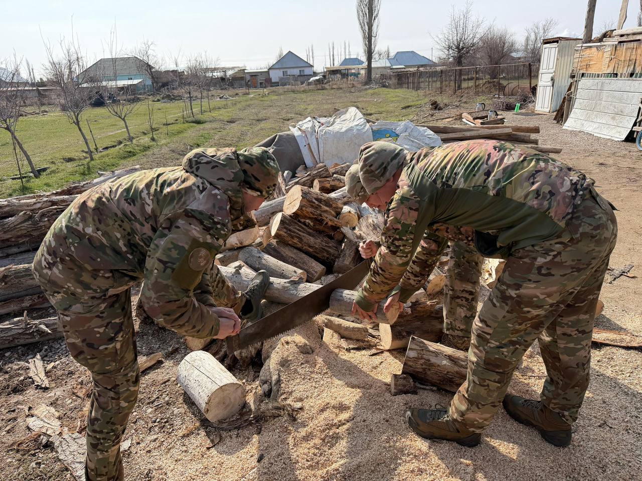 №20 өрт сөндіру бөлімінің қызметкерлері Қайырымдылық күніне орай қарт анаға көмек көрсетті