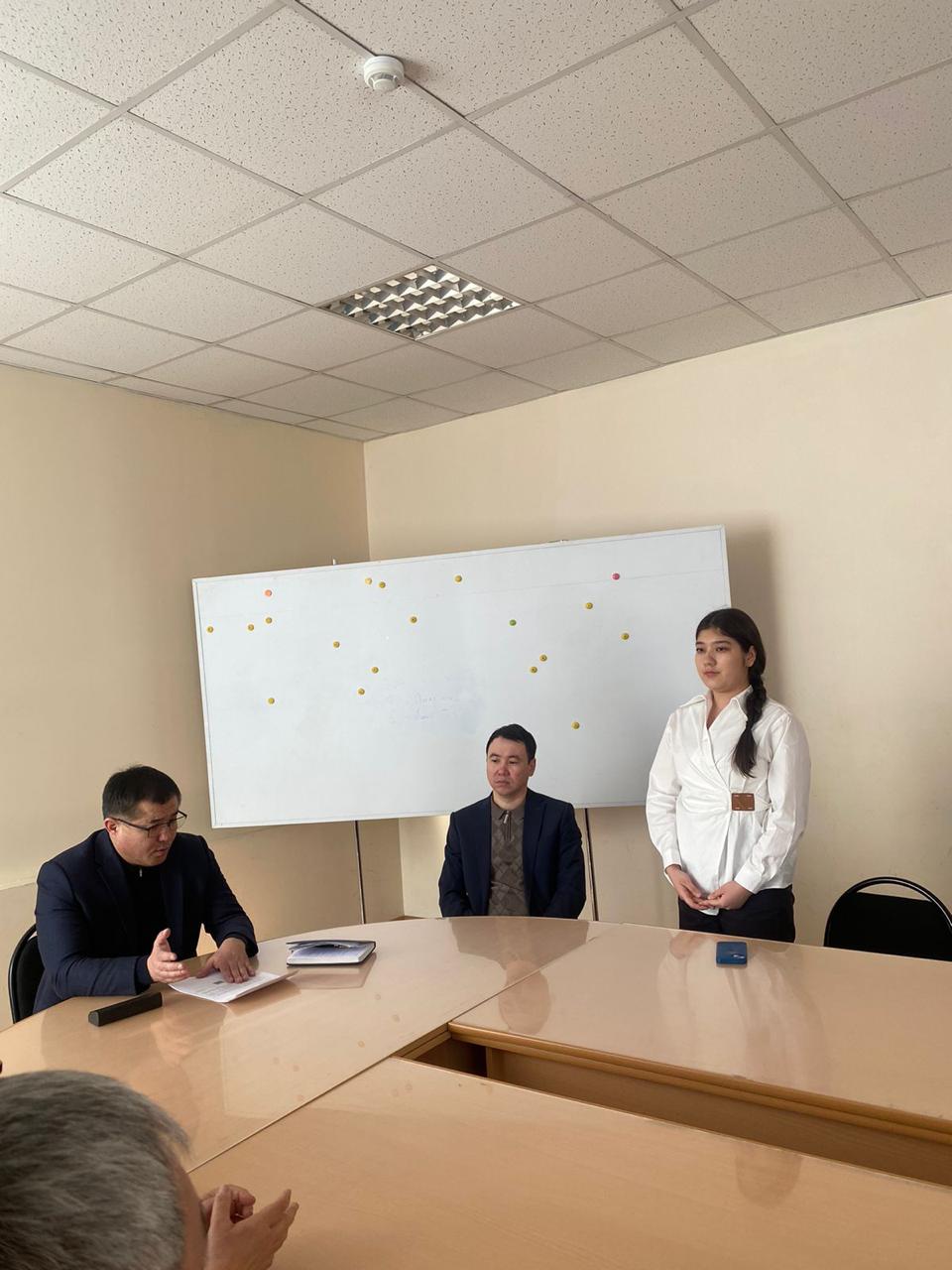 Мемлекеттік қызметшілердің қызметтік әдеп стандарттары.