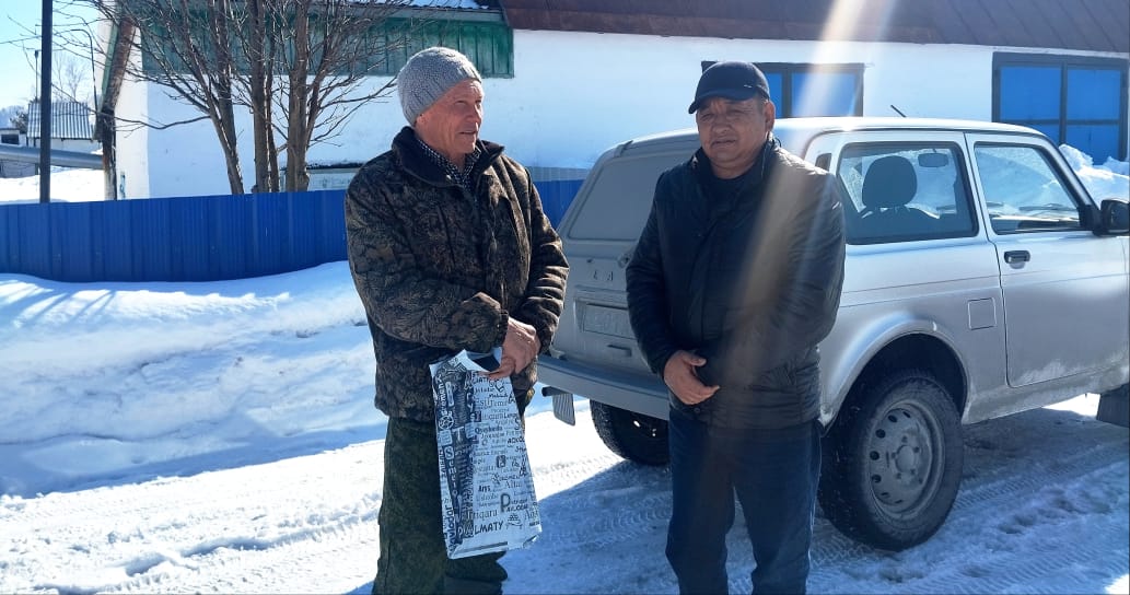Парыгин ауылдық округінің әкімі Г. А. Төлеков "Козлов" ӘКК басшысы Александр Георгиевич Козловты 70 жылдық мерейтойымен құттықтады.
