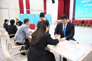 Алматы әкімі Дархан Сатыбалды республикалық референдумда дауыс берді