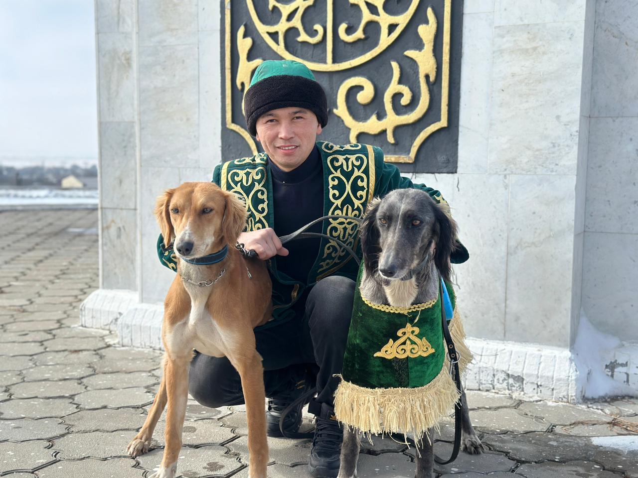 Дәстүрді дәріптеген өрт сөндіруші: Қарағанды облысының құтқарушысы тазы мен бүркіт баптайды