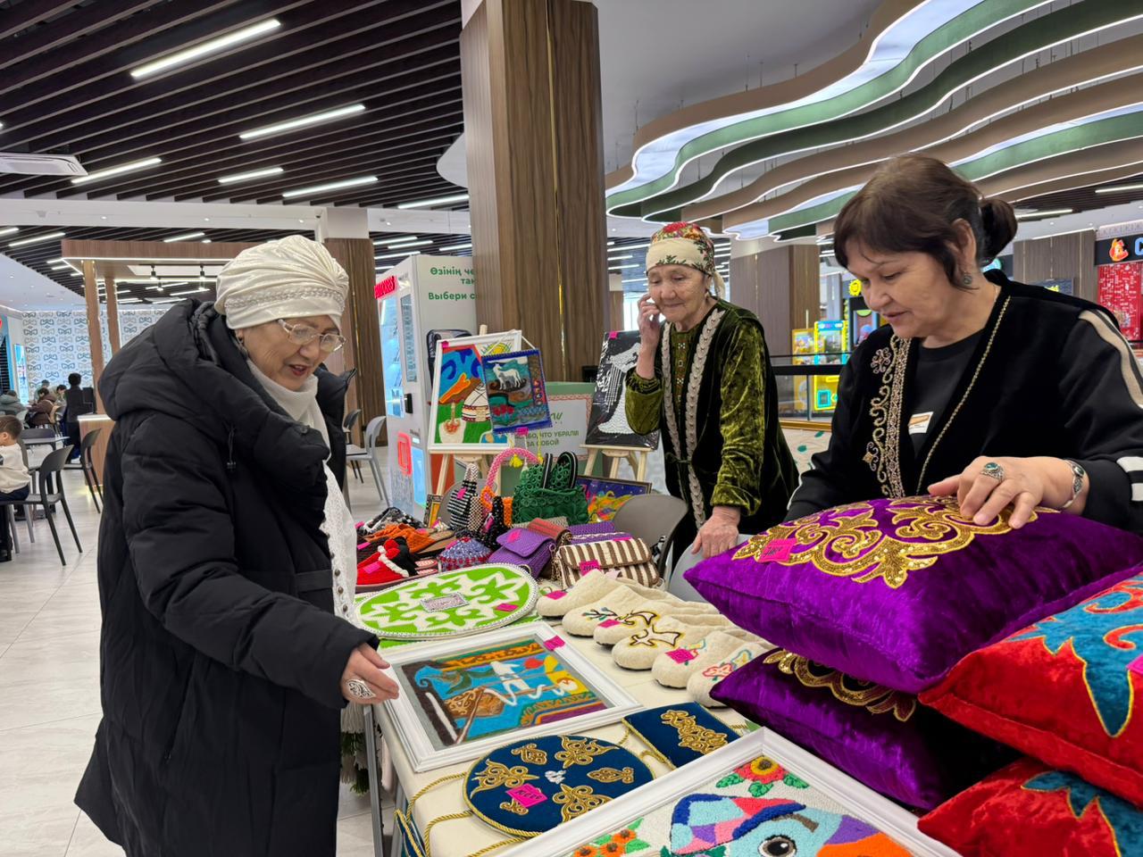 Выставка ремесленниц Центра активного долголетия провели в Астане в честь Наурыза