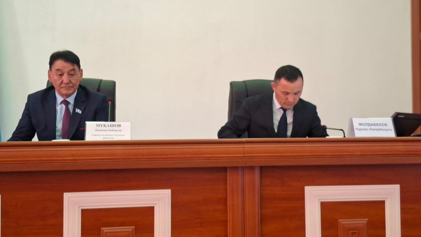 Сарысу аудандық мәслихатының кезектен тыс сессиясы өтті